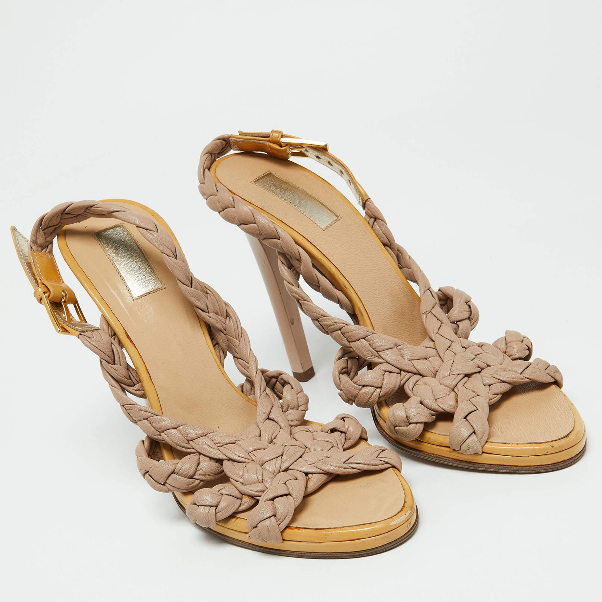Roberto Cavalli Sandali in pelle intrecciata beige taglia 36 In condizioni discrete in vendita a Dubai, Al Qouz 2