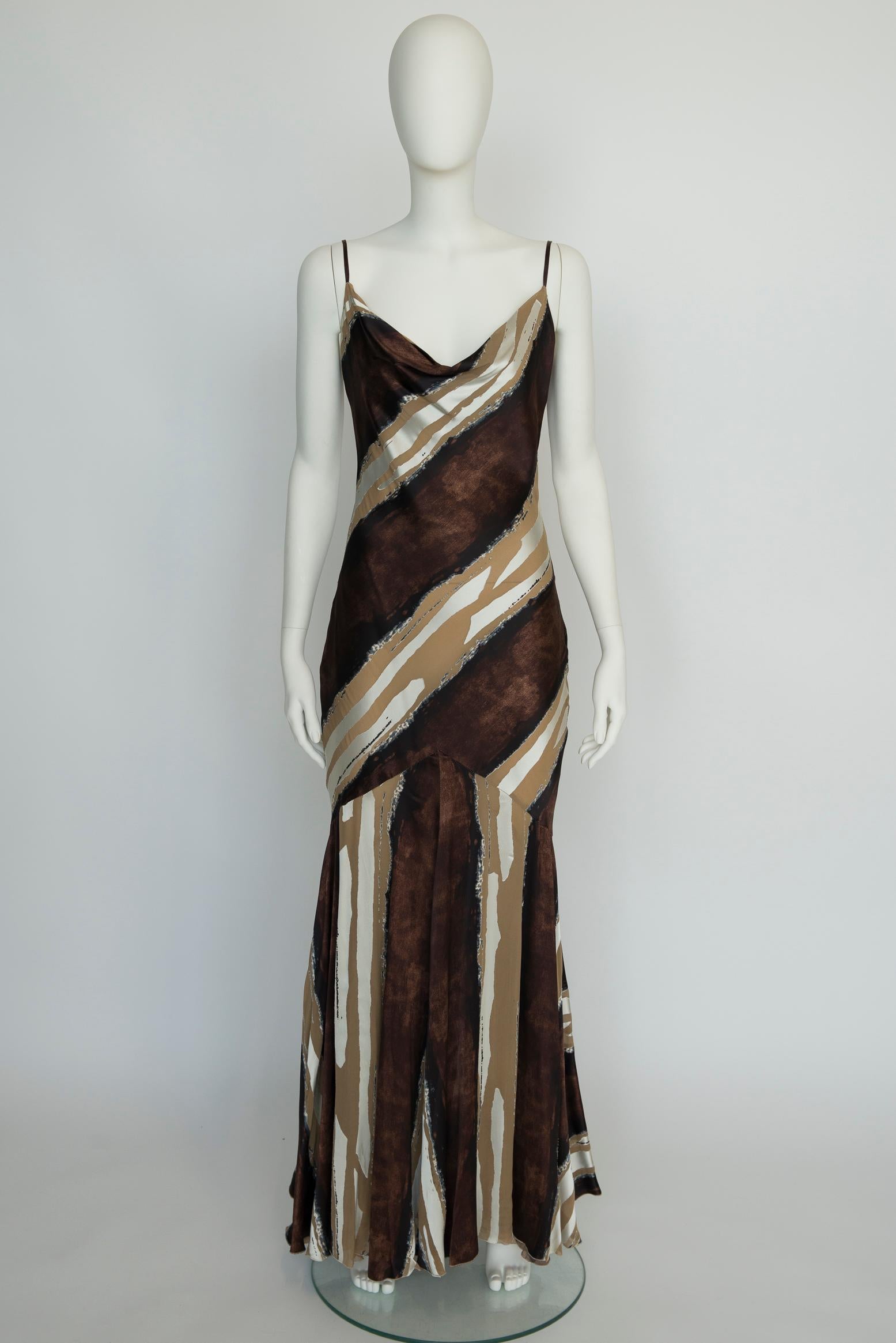 Suspendue par de délicates bretelles spaghetti, cette robe de soirée Roberto Cavalli des années 90 est coupée dans le biais - une technique qui permet de créer une belle silhouette. Fabriqué à partir de satin de soie 