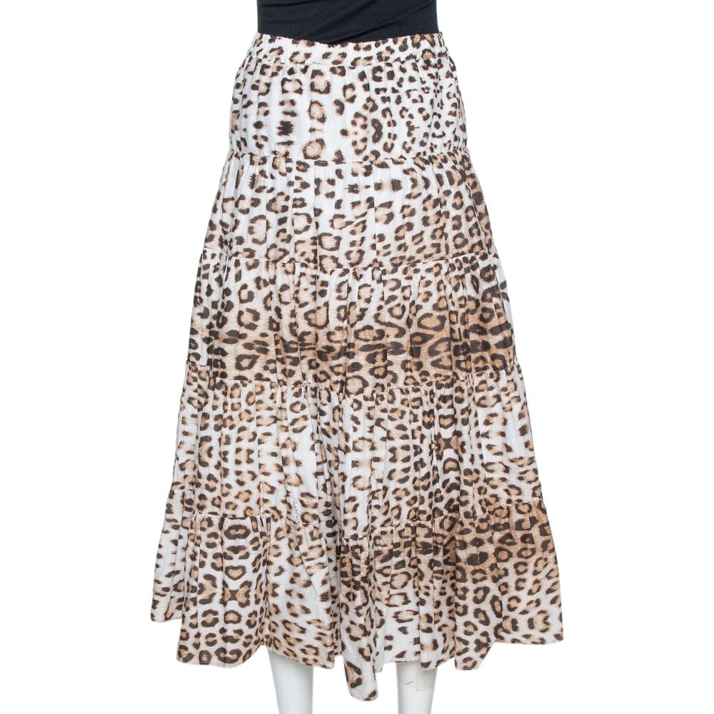 Feminine aesthetics and comfortable style pretty much define this skirt from the house of Roberto Cavalli. Crafted in cotton, it features a leopard print all over and a tiered silhouette. Falling to a midi length, you can style it with a solid top