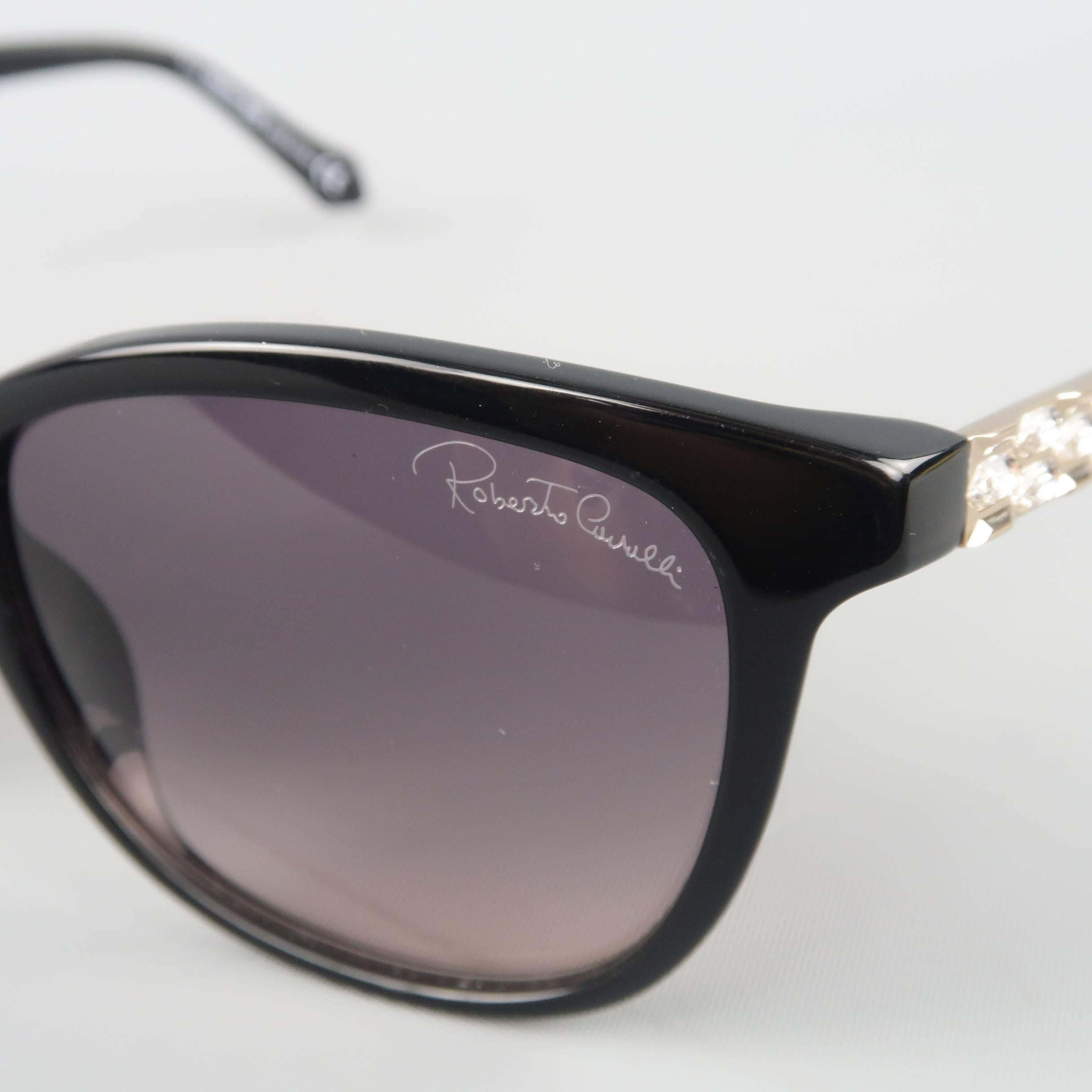 ROBERTO CAVALLI wayfarer sunglasses come in black glossy acetate with rhinestone detailed metal panel arms. Made in Italy.
 
Good Pre-Owned Condition.
Marked: Merak 904S 01B 55 17 135 *2
 
Measurements:
 
Length: 14.5 cm.
Height: 5.25 cm.
