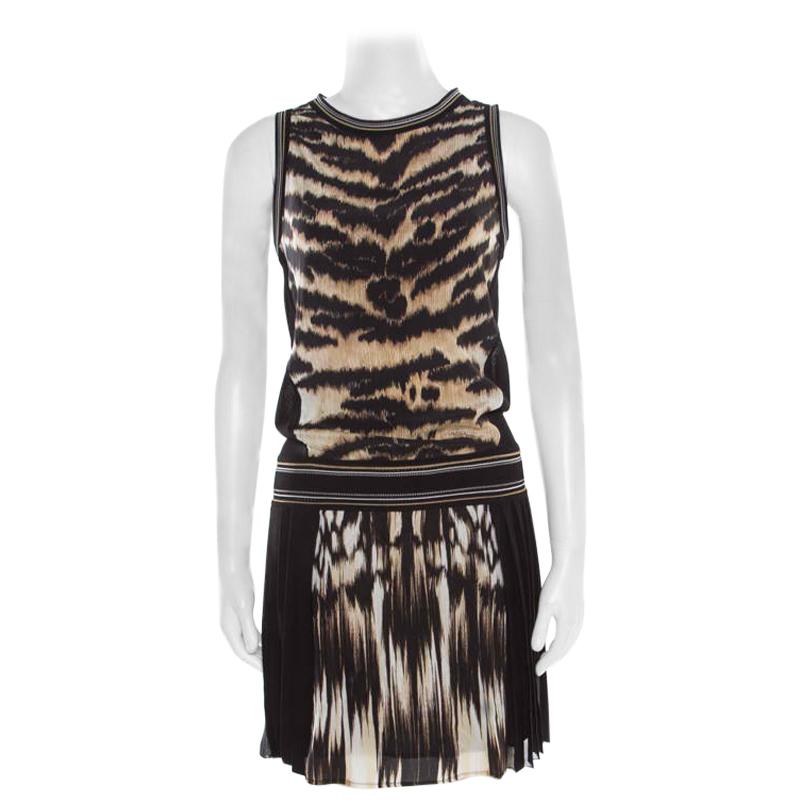The flawless animal printed, dress by Roberto Cavalli raises the style bar high. The beautiful dress has a belt-like look near the waist, a solid rear, and a plisse bottom. The sleeveless dress is ideal for an evening look when paired with booties
