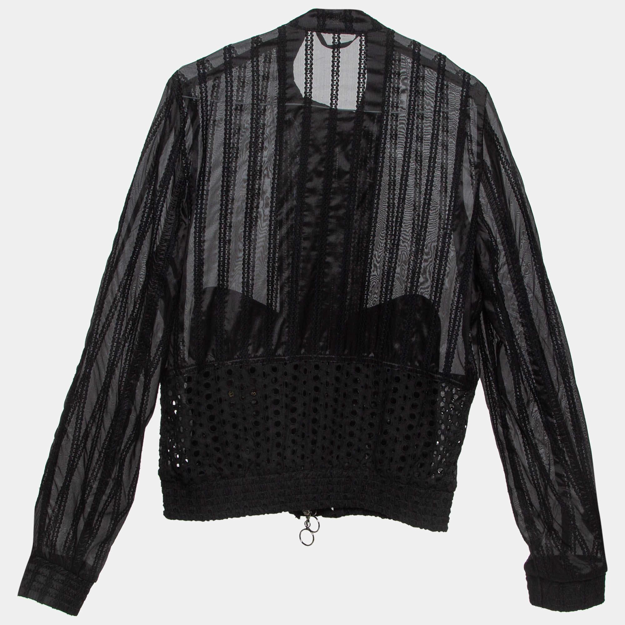 Infuse an extra dose of style into your outfit with this highly fashionable jacket. Tailored from quality materials it embodies a contemporary vibe and is filled with functional characteristics.