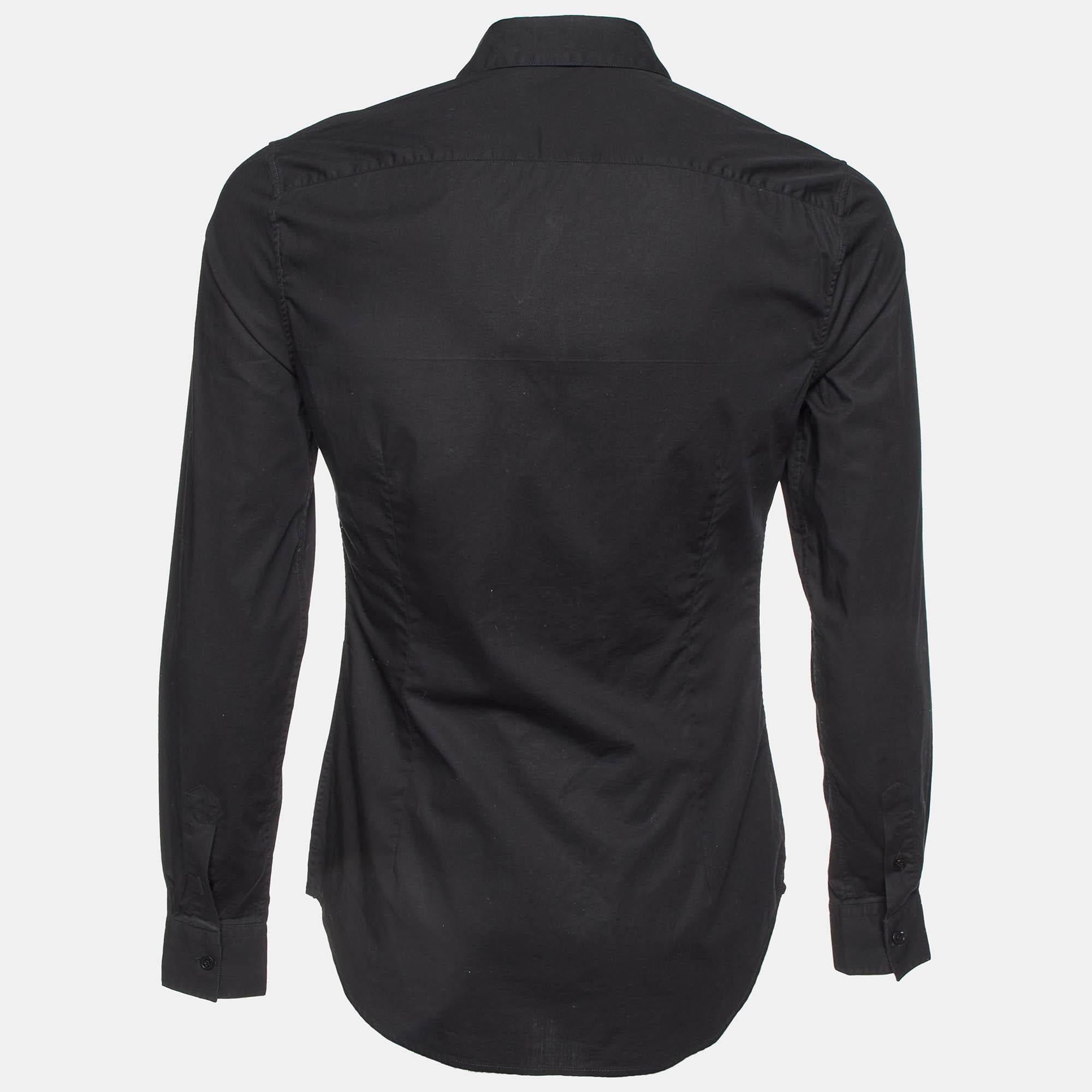 Questa camicia firmata è favolosa. È realizzata con materiali pregiati e presenta una silhouette aderente. Abbinalo a pantaloni e mocassini per un ensemble di tendenza.