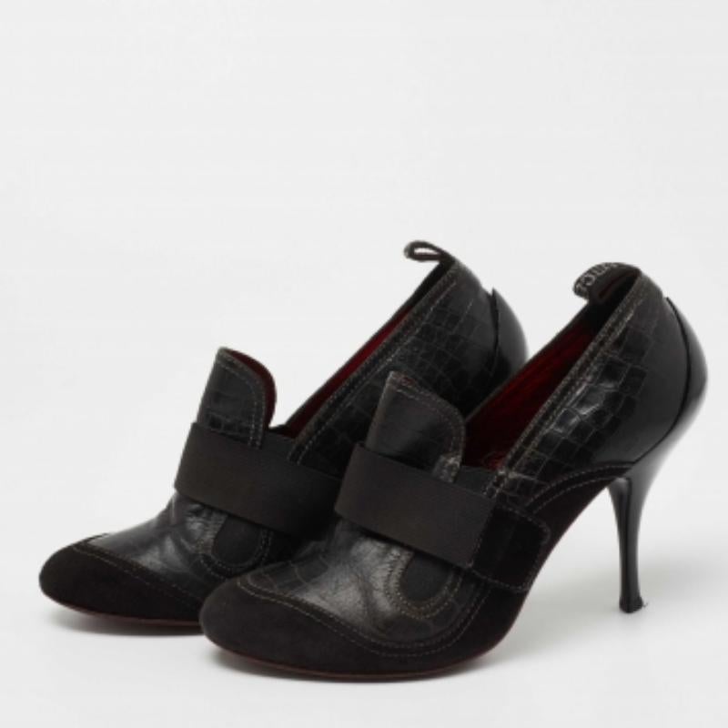 Roberto Cavalli est prêt à vous impressionner avec ces superbes bottines. Confectionnées en cuir fin et en daim, elles sont dotées de talons fins. Cette paire de bottines rehaussera votre style.