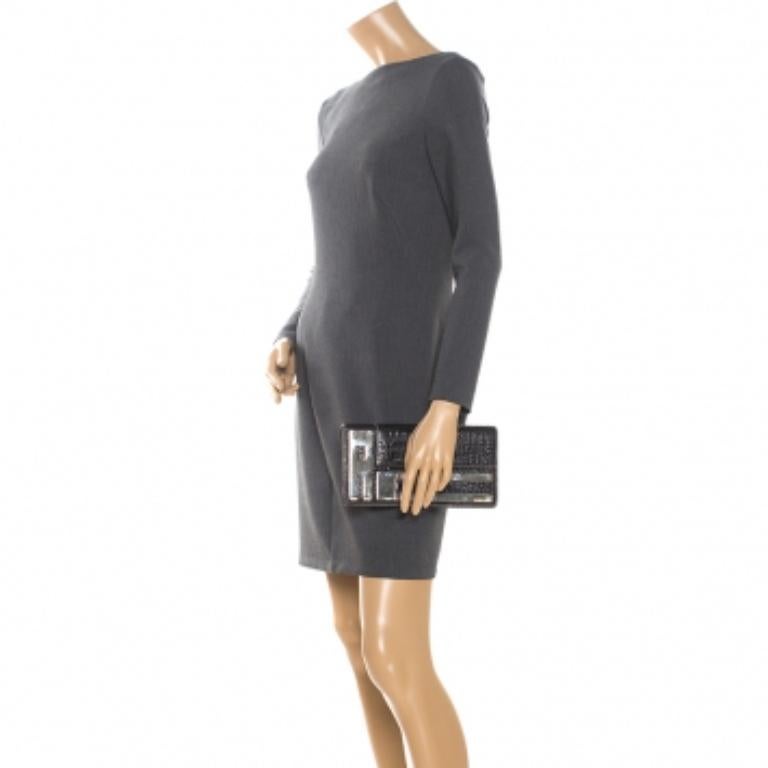 In una classica tonalità nera, questa clutch di Roberto Cavalli aggiungerà sicuramente un tocco di lusso al tuo guardaroba! La pochette è realizzata in pelle stampata in rilievo e presenta una silhouette chic. Sfoggia il logo del marchio 