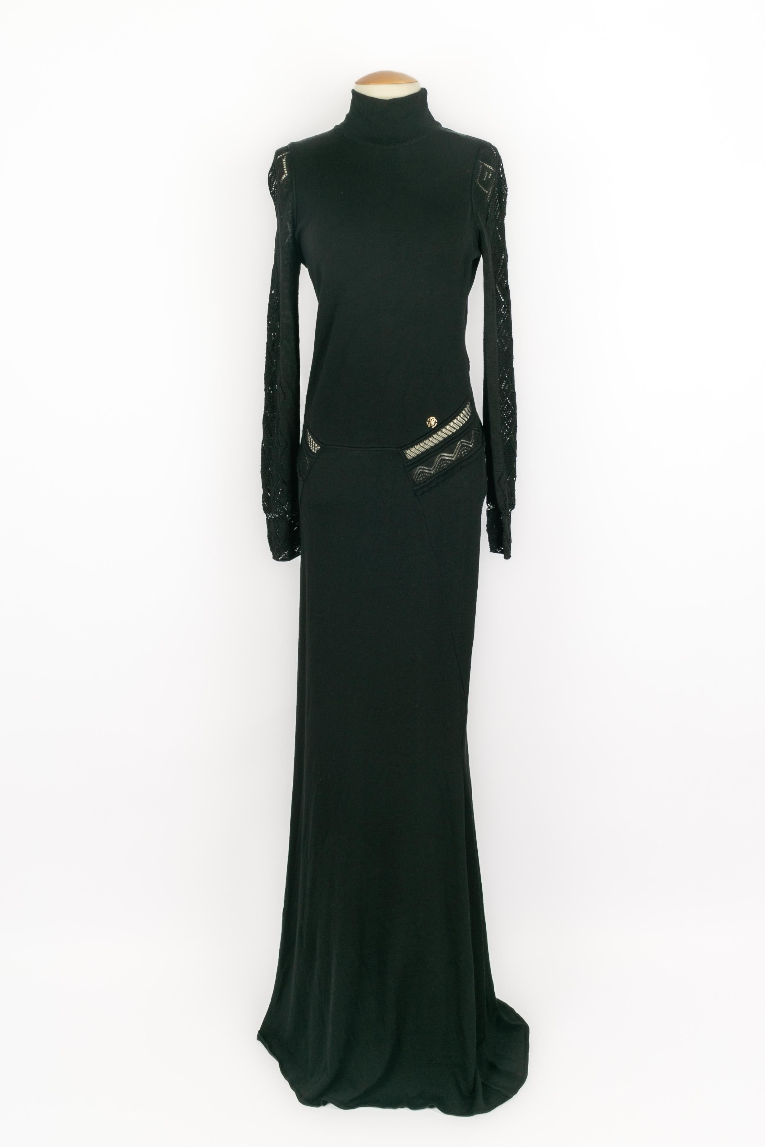 Cavalli - (Fabriqué en Italie) Robe longue en laine noire à manches longues, col montant et motifs ajourés au dos, à la taille et aux manches. La taille 42IT indiquée correspond à un 38FR.

Condit :
Très bon état.

Dimensions :
Largeur des épaules :