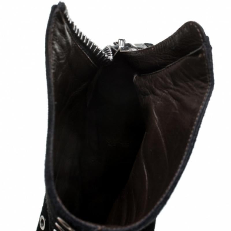 Quale modo migliore di abbellire il tuo look se non con questi splendidi stivaletti di Roberto Cavalli! Gli accattivanti occhielli in tonalità canna di fucile adornano l'esterno in pelle scamosciata nera di questo paio e le cerniere lungo gli