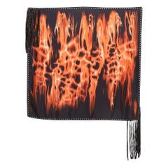 Roberto Cavalli - Écharpe à franges en cuir de soie imprimée flammes noires