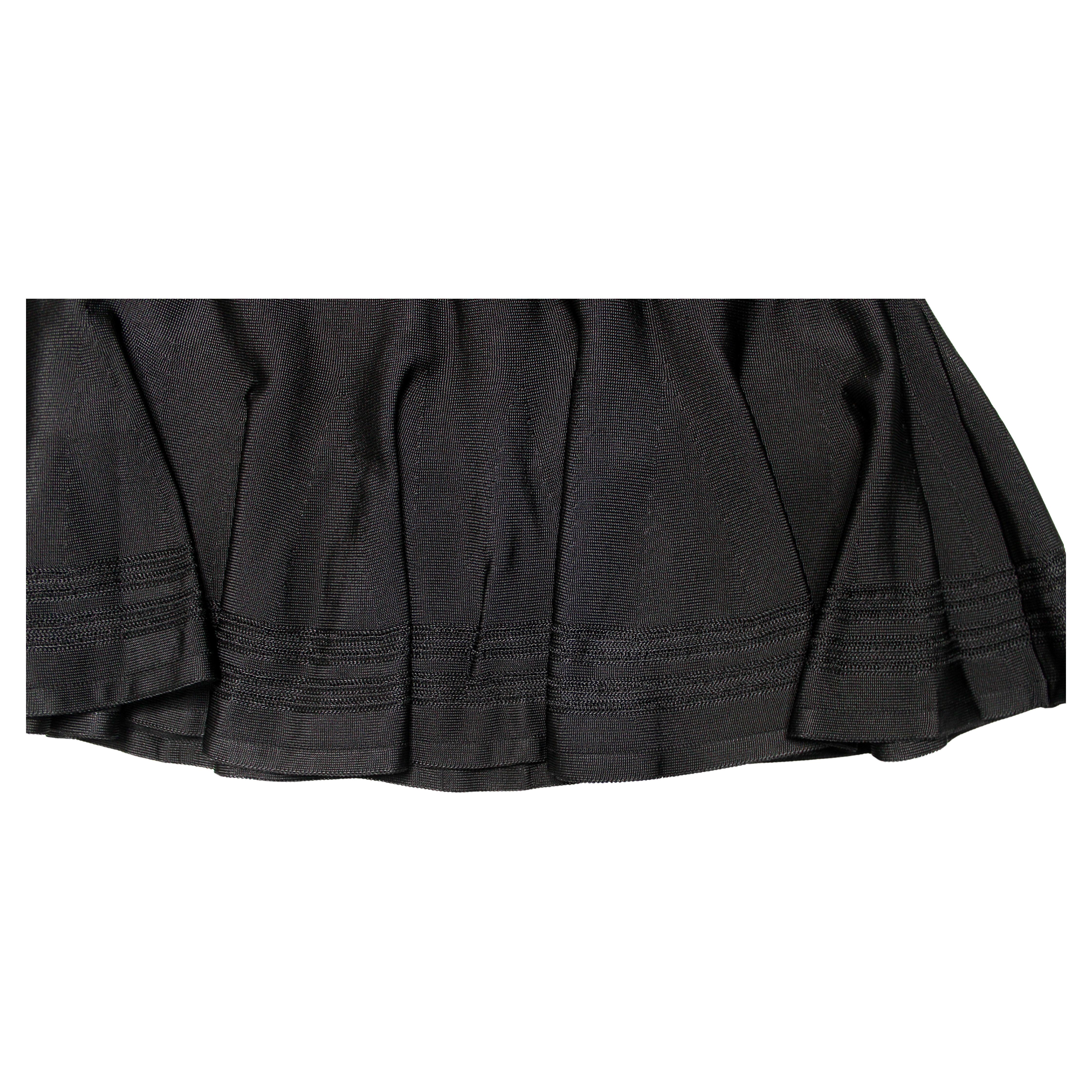 La jupe évasée noire de Roberto Cavalli circa Y2K est une pièce de choix qui incarne l'esthétique audacieuse et glamour de la mode du début des années 2000. Fabrice dans un luxueux tissu noir avec des détails signés Cavalli, cette jupe présente une