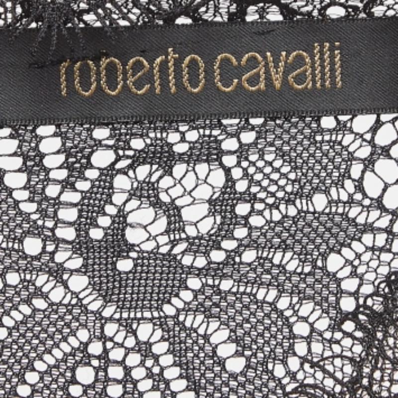 Roberto Cavalli Camicetta nera con stampa floreale e rifiniture in pizzo e raso all'uncinetto I.L.A. In condizioni buone in vendita a Dubai, Al Qouz 2