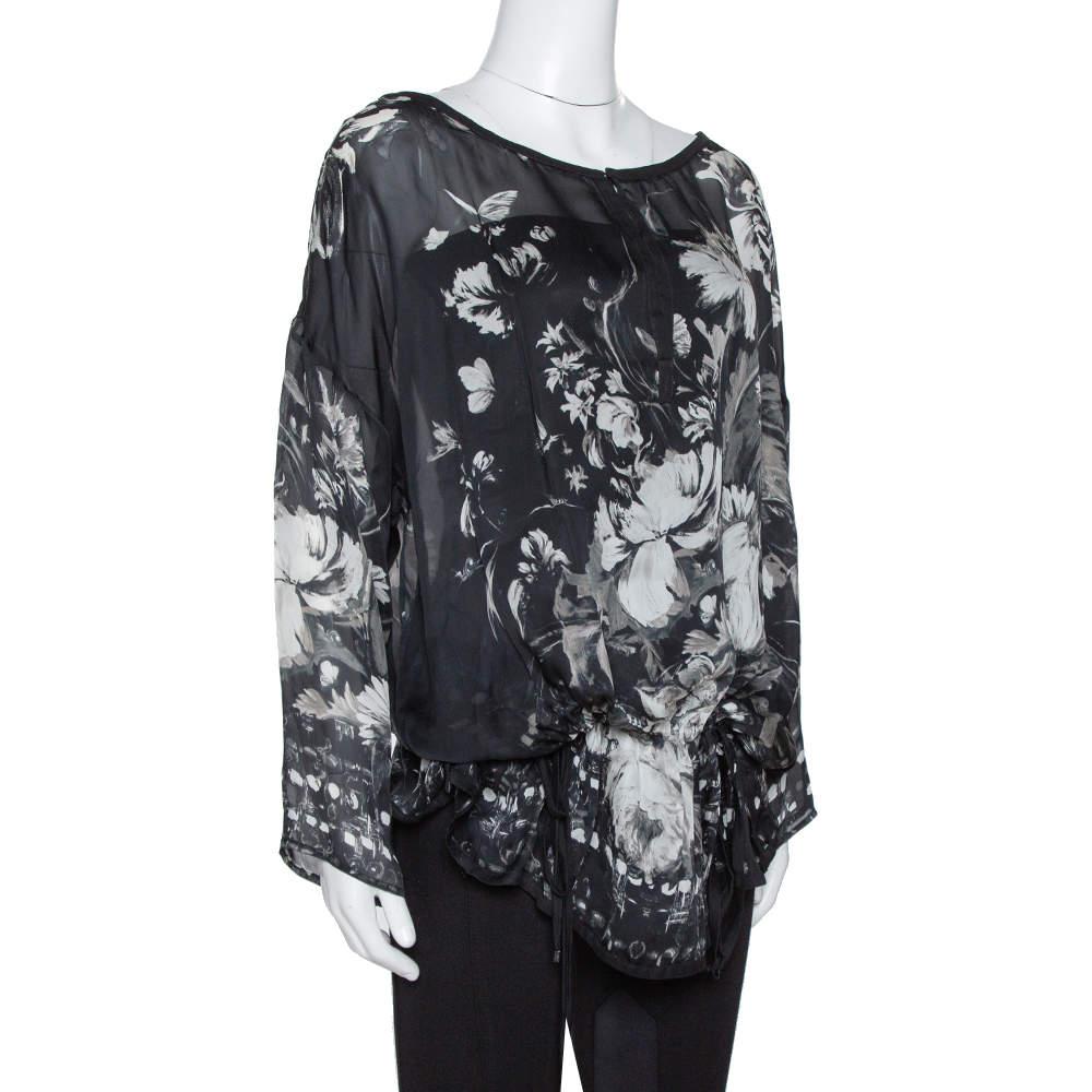 Sortez de chez vous en étant fabuleuse dans ce top noir transparent de Roberto Cavalli ! Il a un col bateau, des manches longues, et est léger et fluide. L'aspect floral doux est accentué par un devant froncé associé à des rubans noués.

