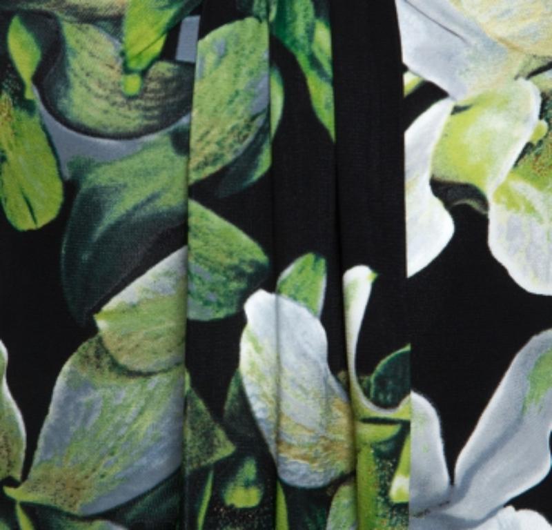 Conçu pour vous donner une allure élégante et stylée, ce top Roberto Cavalli a été confectionné dans des tissus de qualité et présente des imprimés floraux et des broches à l'encolure. Vous pouvez porter cette création avec un pantalon et des