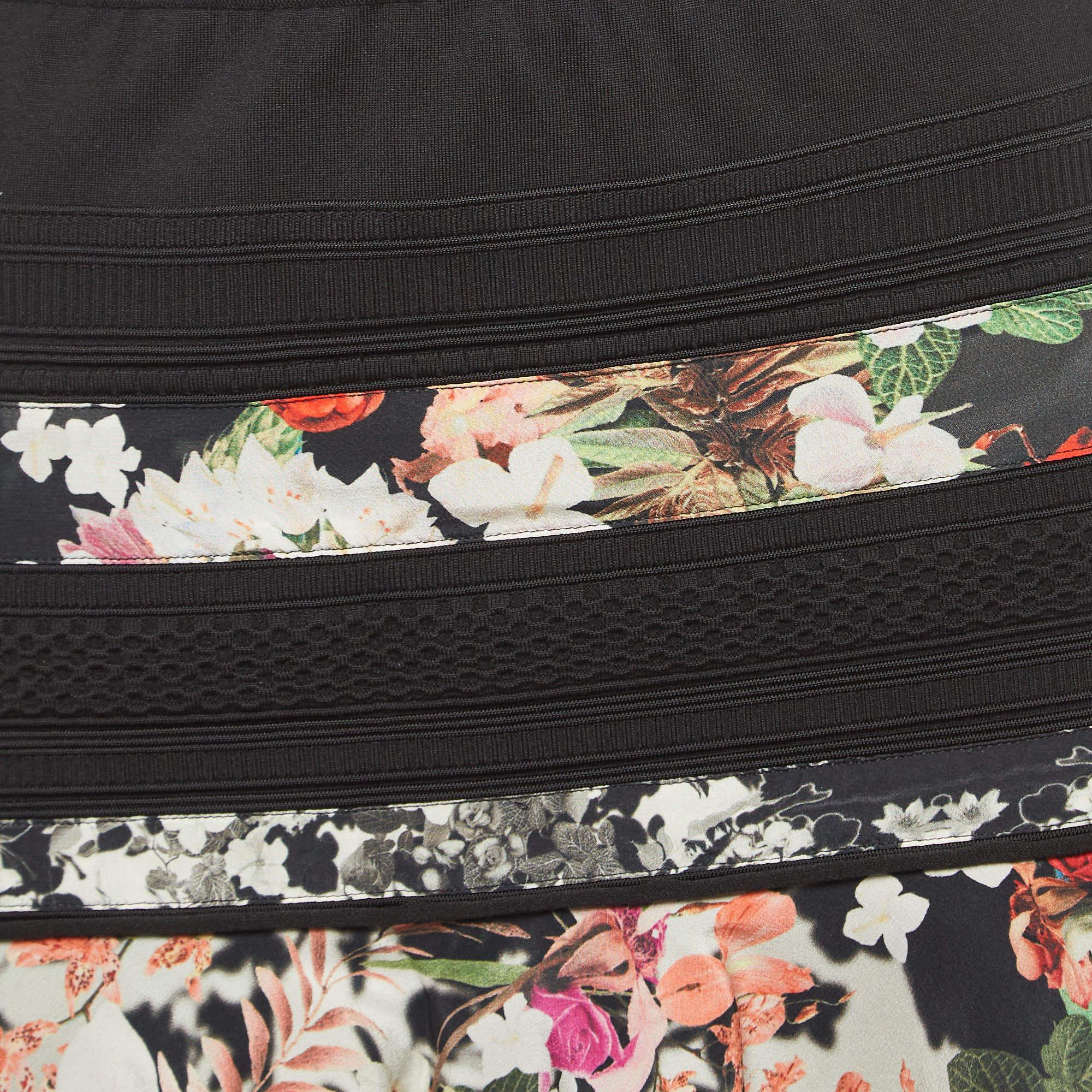 Roberto Cavalli Black Floral Printed Knit Flared Mini Skirt S In Good Condition For Sale In Dubai, Al Qouz 2