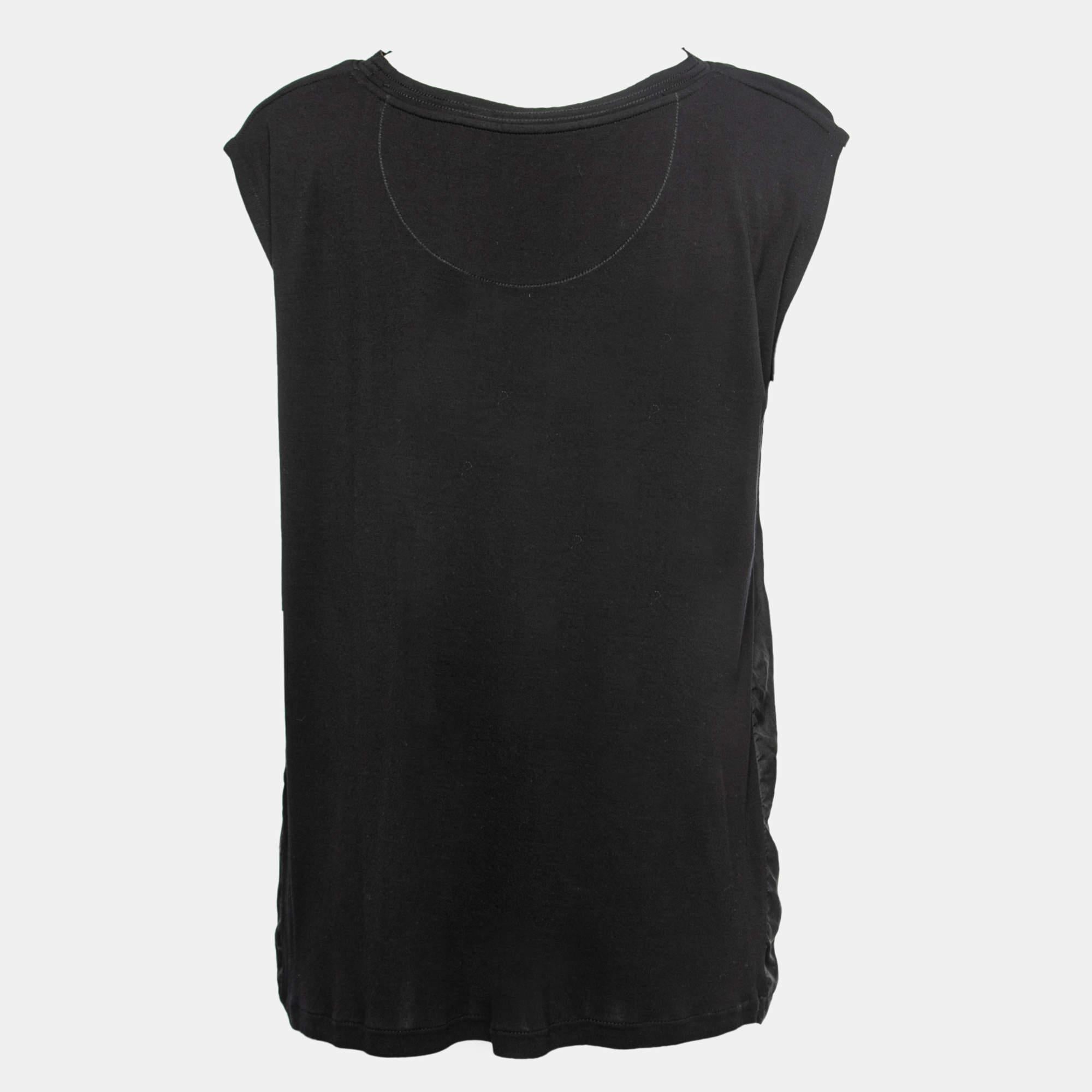Careful tailoring  quality materials  and elegant cuts make this designer top a piece to cherish It comes in a classic design to be easy to style.
