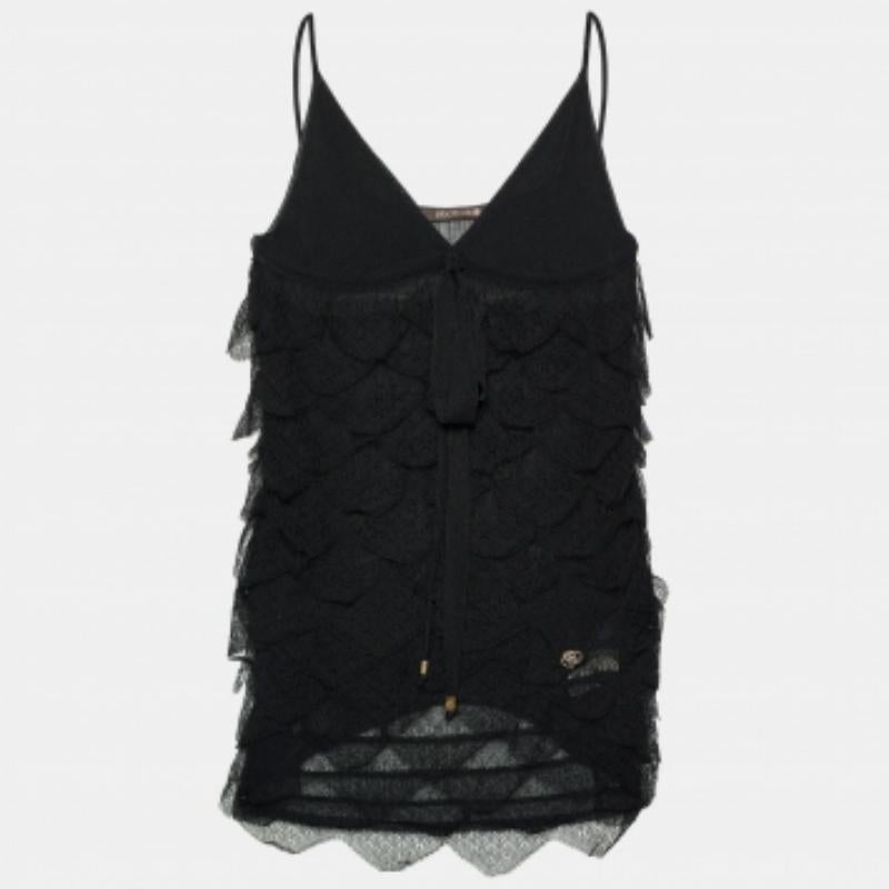 Questo splendido top nero è davvero magnifico e perfetto per le cene serali! Realizzata in pizzo, questa creazione di Roberto Cavalli sfoggia una silhouette lusinghiera con dettagli a balze, scollatura a V e senza maniche. Abbinalo a gonne o jeans