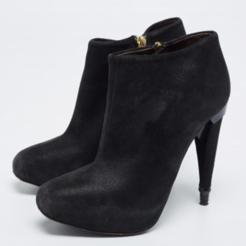 The sculptural silhouette of these Roberto Cavalli boots acts as the perfect inspiration for a stylish look. Made from suede, the pair flaunts gold-tone hardware, 13cm heels, and leather soles. The zipper closure at the side is equipped with a