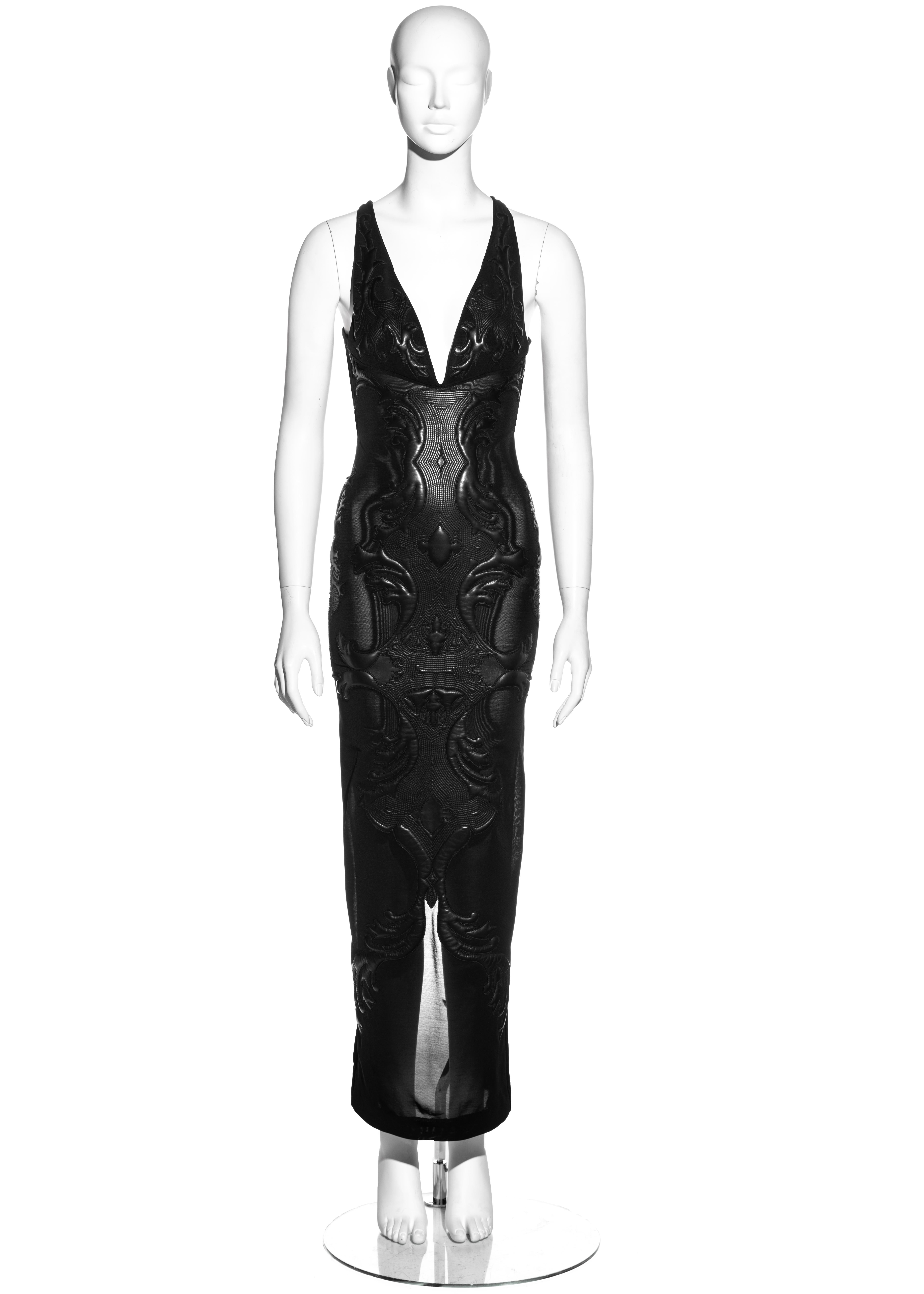 ▪ Vestido de noche de malla de nailon Roberto Cavalli
▪ Apliques de piel acolchada 
Escote bajo 
▪ Parte baja de la espalda 
▪ Tirantes entrecruzados 
▪ Talla 'XS' (Va más grande)
▪ Otoño-Invierno 2002