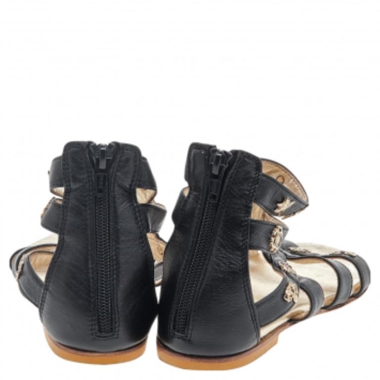 Roberto Cavalli Schwarze Sandalen aus Leder mit Verzierungen Größe 35 im Zustand „Relativ gut“ im Angebot in Dubai, Al Qouz 2