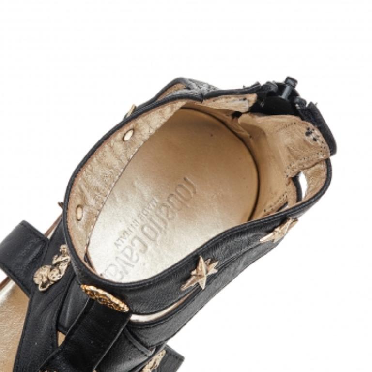 Roberto Cavalli Schwarze Sandalen aus Leder mit Verzierungen Größe 35 im Angebot 1
