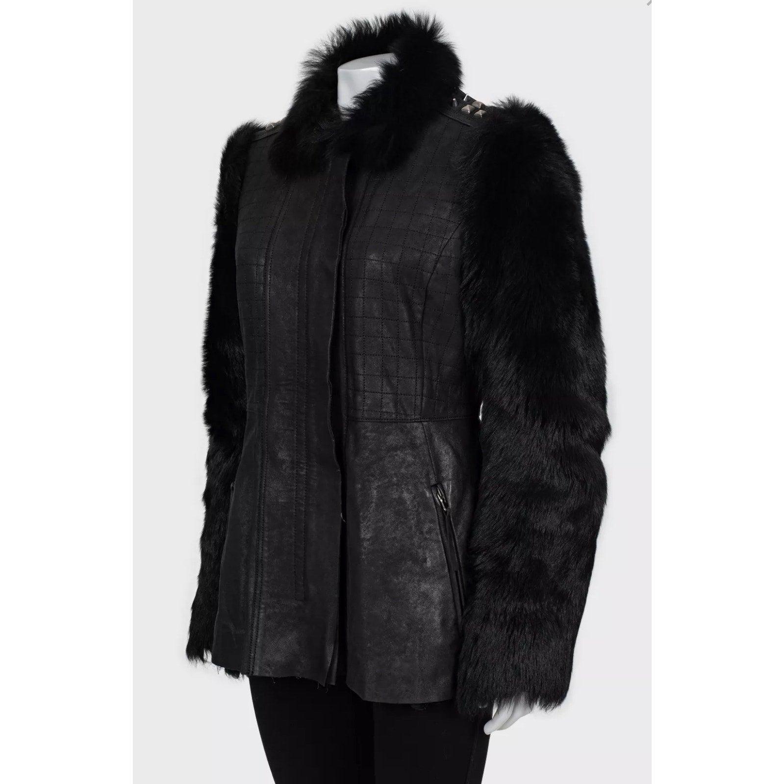 Peppen Sie Ihre Garderobe mit dieser atemberaubenden Lederjacke von Roberto Cavalli auf! 

Diese Jacke aus 100 % echtem schwarzem Leder ist mit luxuriösen Pelzärmeln ausgestattet, die ihr einen Hauch von Glamour und Raffinesse verleihen. Die