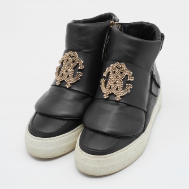 Vervollständigen Sie Ihren eleganten Freizeitlook mit diesen trendigen Sneakers aus Leder. Sie sind in einer High-Top-Silhouette mit Gummisohle und Schnürsenkeln gestaltet. Diese Sneakers aus dem Hause Roberto Cavalli sind mit dem Logo auf der