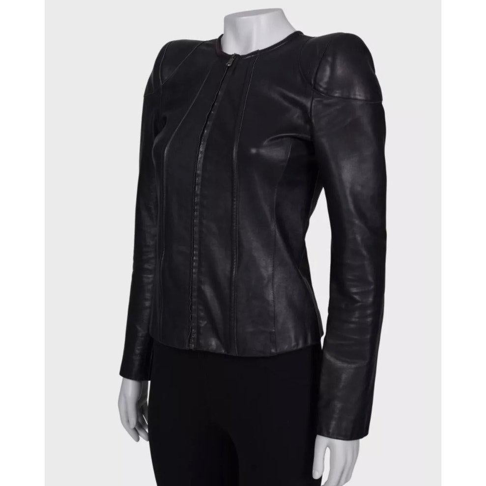 Ajoutez une touche de luxe italien à votre garde-robe avec cette veste en cuir noir Roberto Cavalli ! Cette veste élégante présente une silhouette ajustée et des épaulettes accrocheuses, parfaites pour faire une déclaration. 

Détails :

- Marque :
