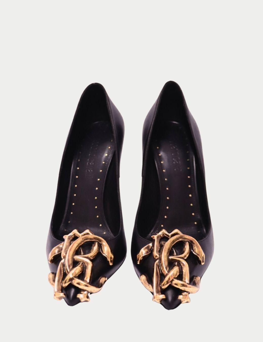 Roberto Cavalli - Décolleté in pelle nera con abbellimento in oro - Tacco a spillo

Attira l'attenzione con queste décolleté in pelle nera di Roberto Cavalli, un design sorprendente che cattura la fusione di lusso e sensualità tipica del