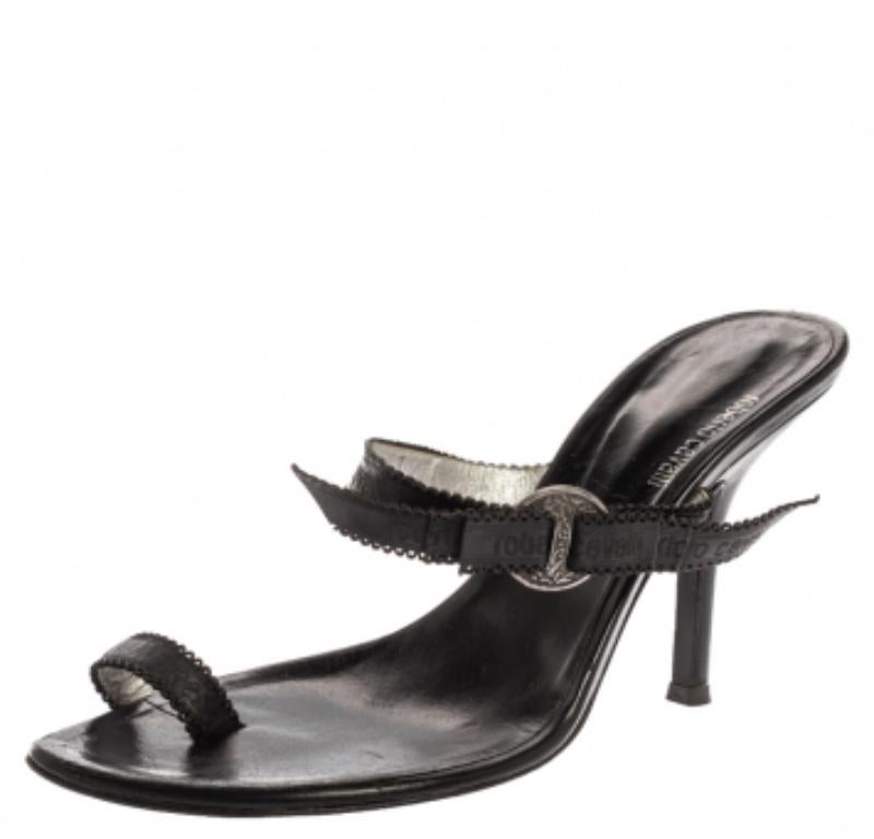 Roberto Cavalli Black Leather Toe Ring Sandals Size 37 In Good Condition For Sale In Dubai, Al Qouz 2