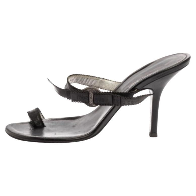 Roberto Cavalli Black Leather Toe Ring Sandals Size 37 For Sale