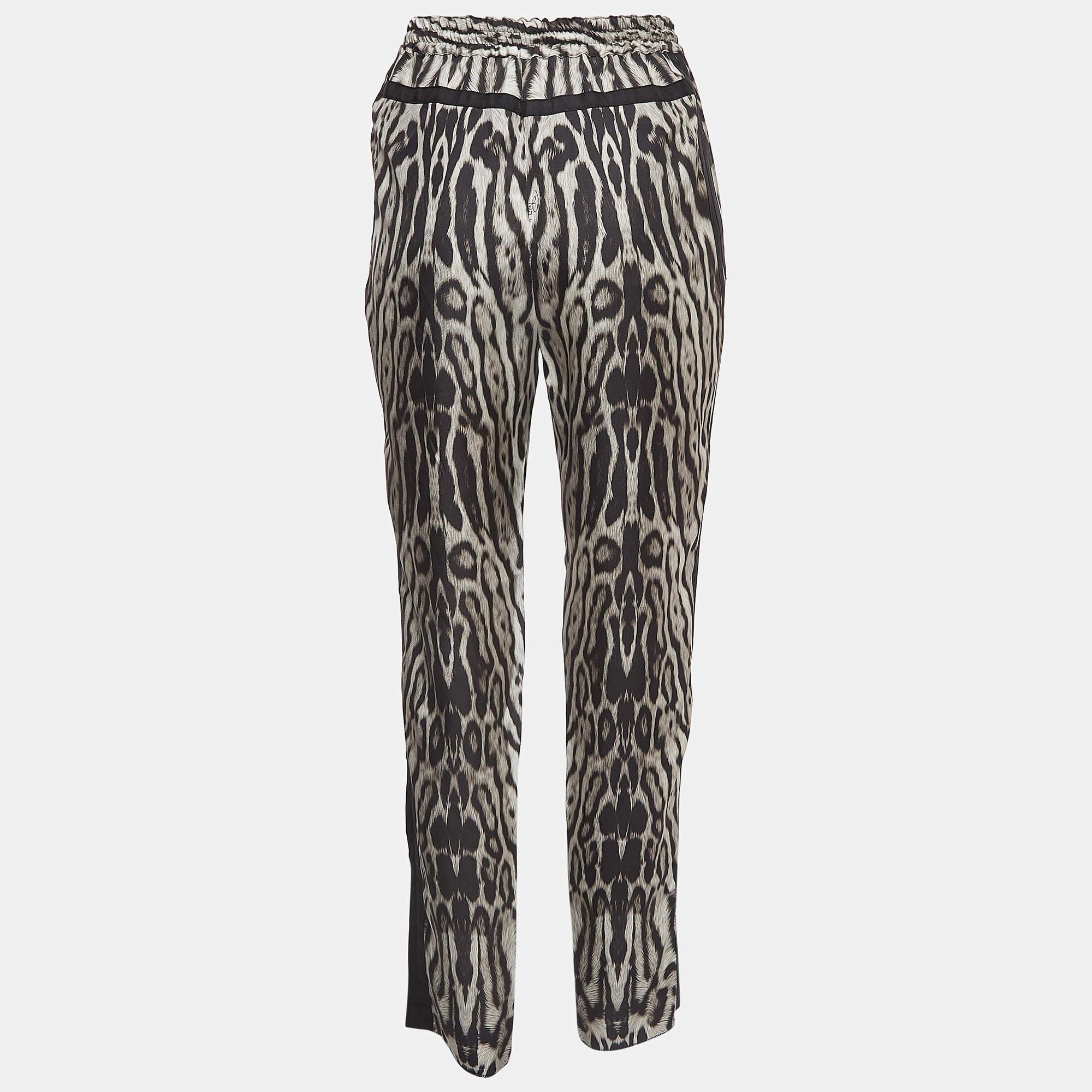 Cette paire de pantalons Roberto Cavalli rehausse votre tenue de soirée. Conçu dans une silhouette et une coupe superbes, ce pantalon vous donnera à coup sûr une allure élégante.