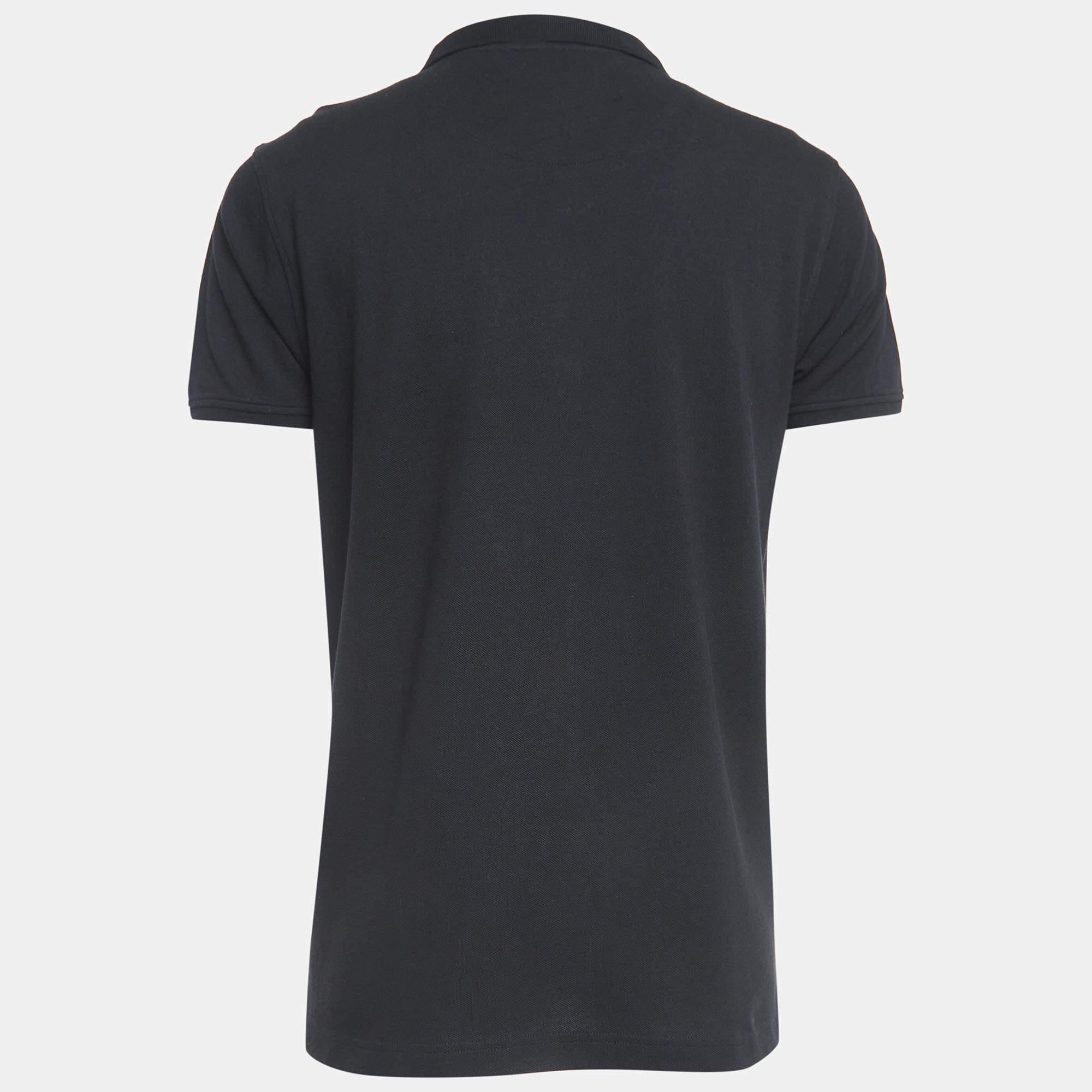 Get the comfort and the right casual style with this designer T-shirt. Designed to be reliable and durable, the creation has a simple neckline and signature detailing.

Includes: Brand Tag