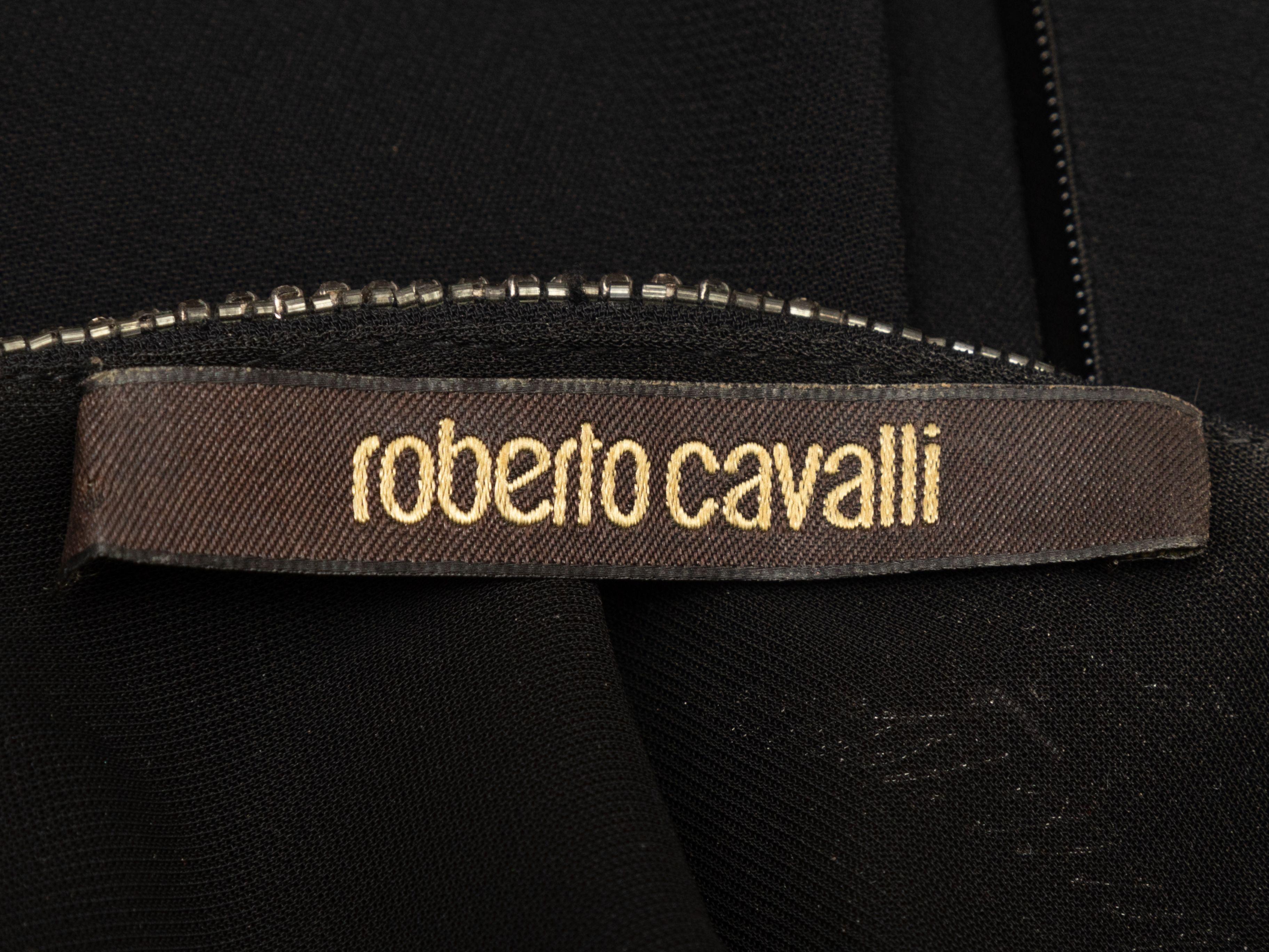 Produkt-Details: Schwarzes langärmeliges Kleid von Roberto Cavalli. V-Ausschnitt. Perlen im gesamten Mieder. Reißverschluss in der hinteren Mitte. 36