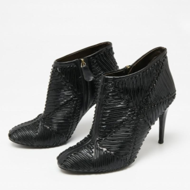 Dale un toque chic a tu conjunto con este par de botines Roberto Cavalli. La creación está perfectamente cosida con piel y adornada con detalles de charol, cremalleras laterales y tacones de 11 cm. ¡Haz una declaración con ellas!