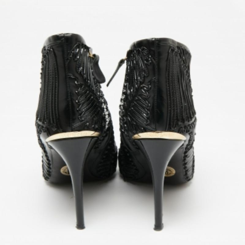 Roberto Cavalli Botines de charol y piel negros Talla 40 en Bastante bueno estado para la venta en Dubai, Al Qouz 2