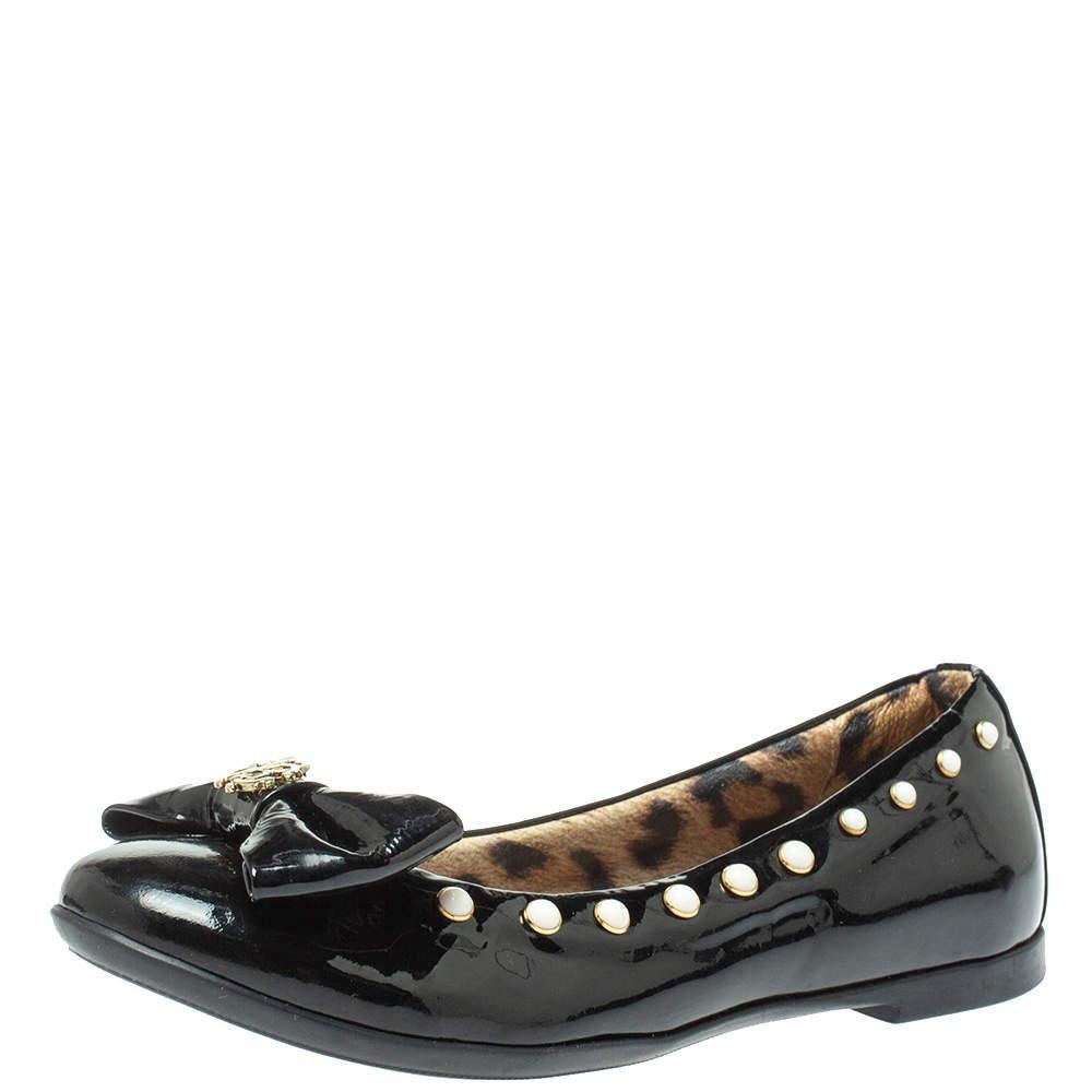 Préparez-vous à recevoir une bonne dose de confort et de style avec ces ballerines. Confectionnées en cuir verni, elles sont dotées de bouts ronds, de nœuds embellis sur l'empeigne, de détails en forme de clous, d'une doublure en cuir et de semelles