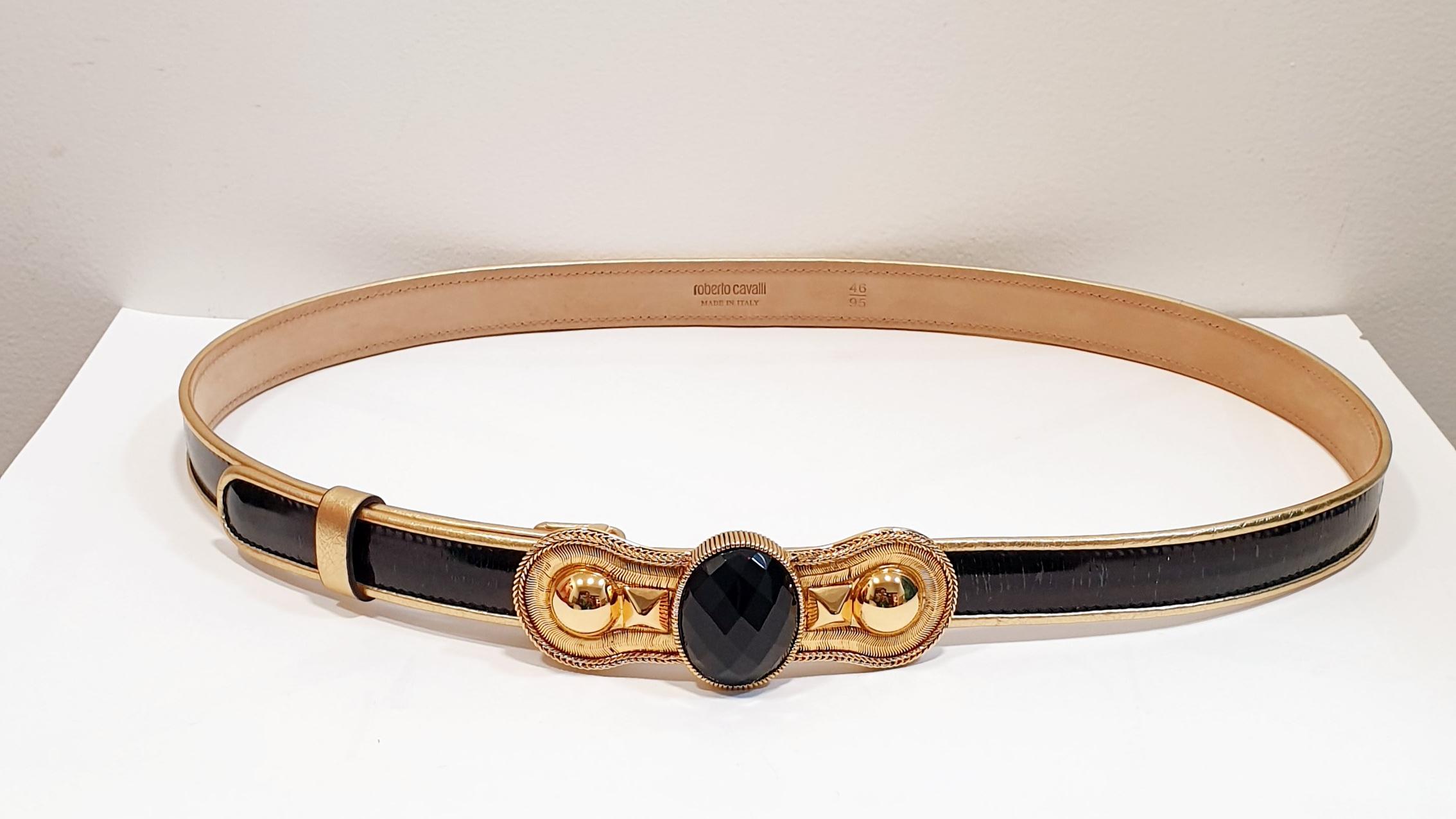 Roberto Cavalli
Black Patent Leather Gold Tone Logo Stone Buckle 46 95 Italy Belt

DETAILS
Color: Black
Measurements:
115 cm  45,27inches L x 2,5cm  0,98 inches W 
Item Name     NWT BEIGE LEATHER GOLD TONE LOGO STONE BUCKLE BELT 42 85 ITALY
Brand: 