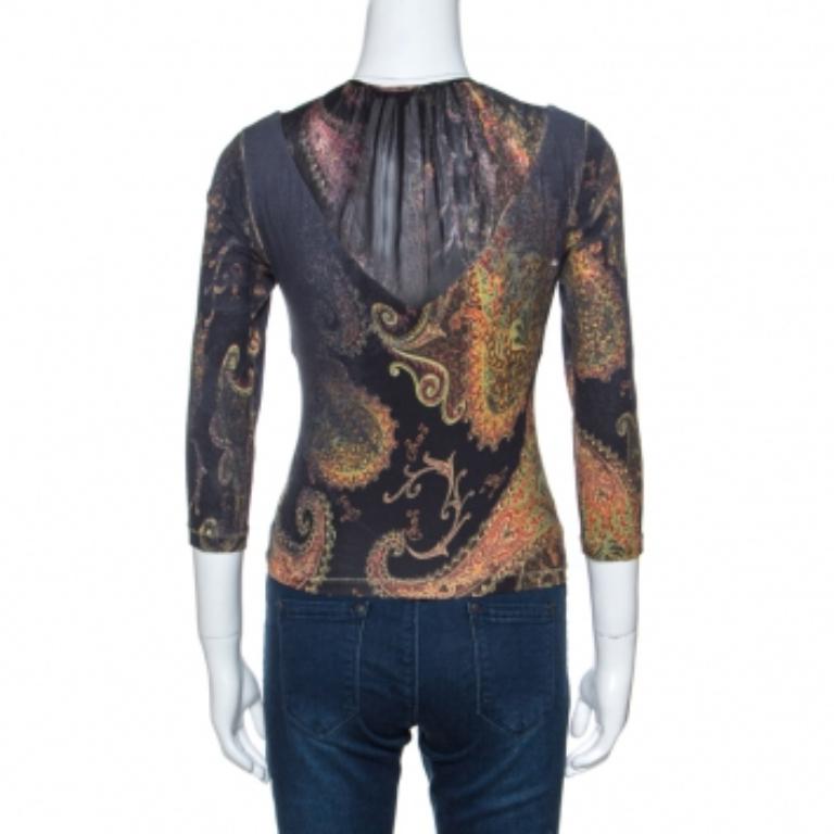 Dieses stilvolle Oberteil von Roberto Cavalli wird Ihre Garderobe aufwerten. Er ist aus hochwertigen MATERIALEN gefertigt und hat einen einzigartigen schwarzen Aufdruck. Das Oberteil mit langen Ärmeln, taillierter Silhouette und Nackenband ist aus