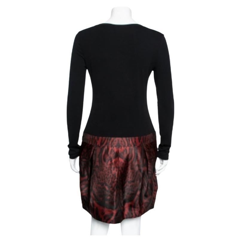 Questo abito della Maison Roberto Cavalli è qui per aggiungere lusso e comfort alla tua collezione! Realizzato in jersey di seta con stampa animalier nera e rossa, questo abito sfoggia formazioni a pieghe e maniche lunghe. Per la chiusura, è dotato
