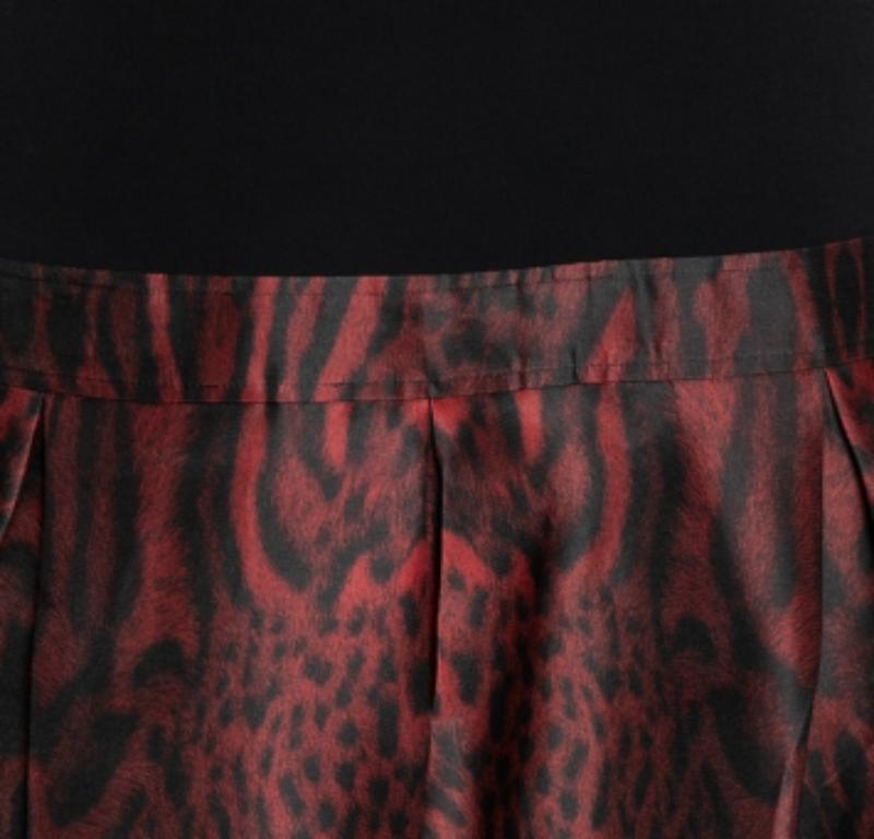 Roberto Cavalli Vestito a pieghe in jersey di seta con stampa animale nera e rossa M. I. In condizioni ottime in vendita a Dubai, Al Qouz 2
