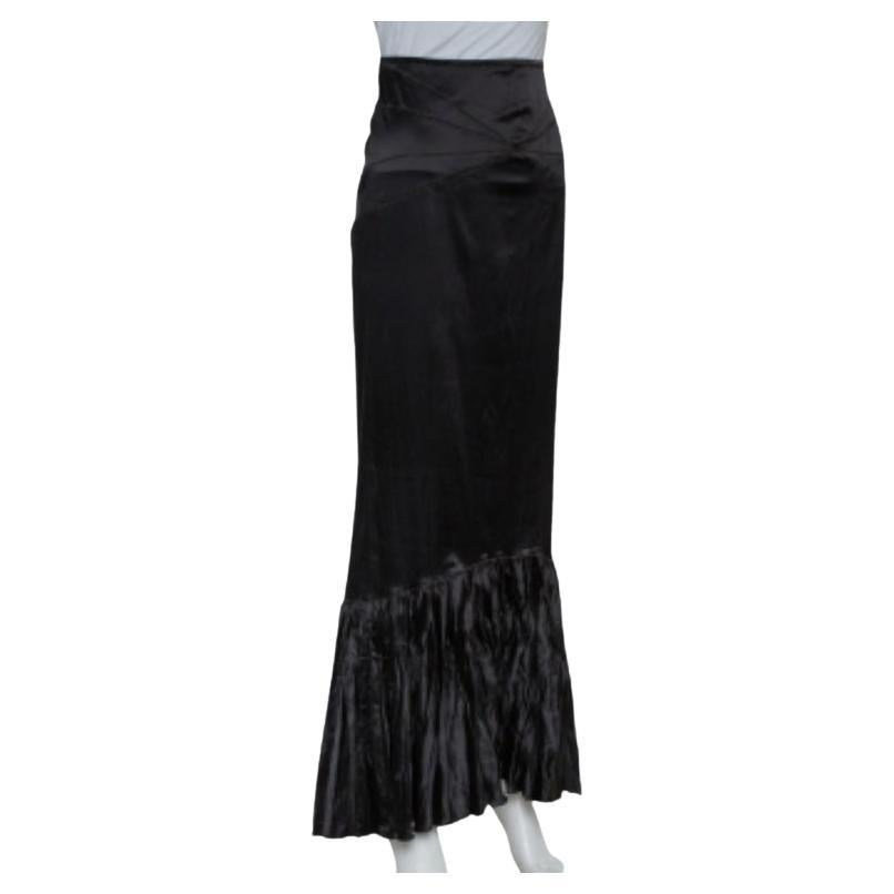 One fashion trend that never goes out of style is maxi skirts and this Roberto Cavalli skirt is hard to miss! Crafted from satin, it will flatter your body beautifully with its fitted waistband and ruffled hemline. It also comes with a zip closure.