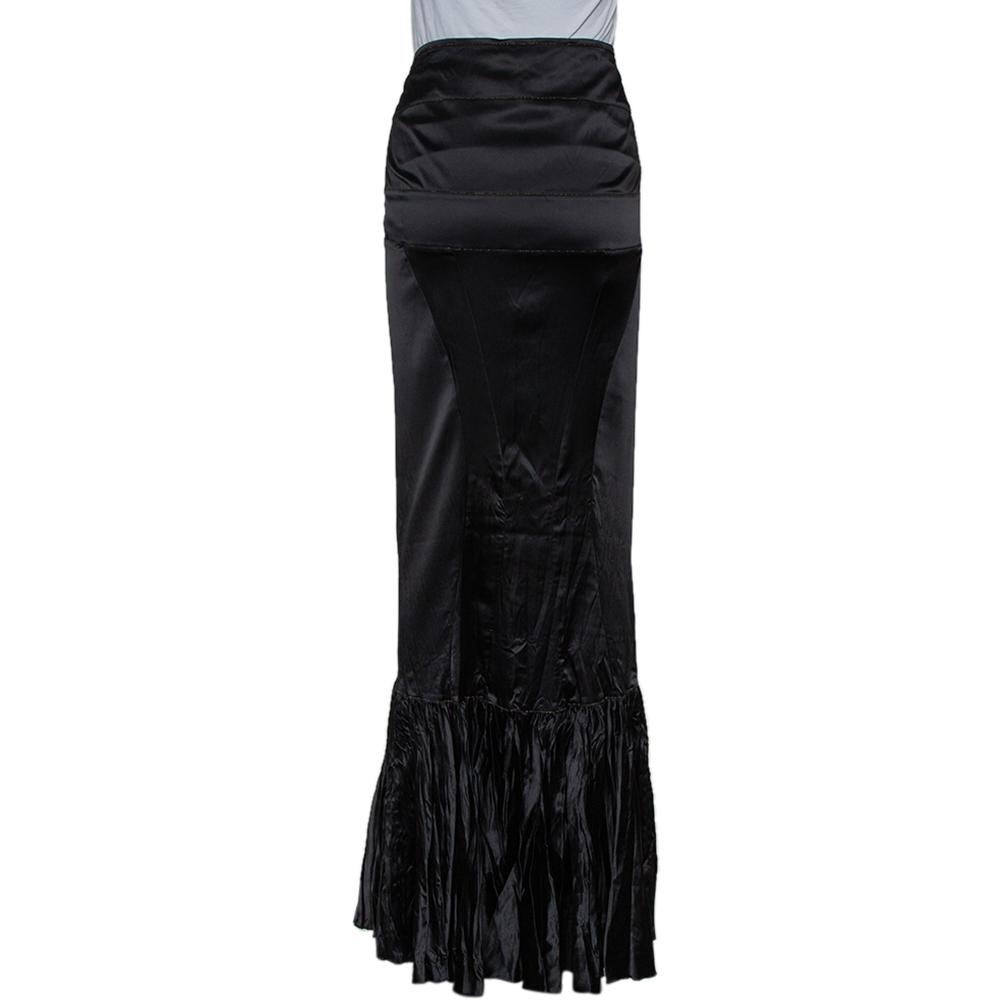 One fashion trend that never goes out of style is maxi skirts and this Roberto Cavalli skirt is hard to miss! Crafted from satin, it will flatter your body beautifully with its fitted waistband and ruffled hemline. It also comes with a zip closure.

