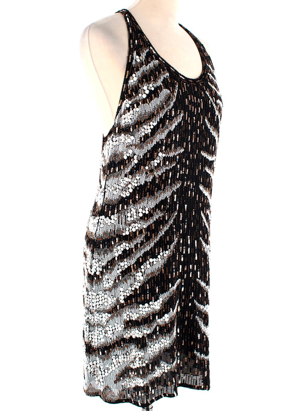Roberto Cavalli Schwarzes paillettenbesetztes Minikleid

- Ärmelloses Minikleid
- Ganz in Weiß, Schwarz und Bronze gehaltene Paillettenverzierung
- Offenes Rückendesign 
- Verdeckter seitlicher Reißverschluss

Schultern - 29cm
Brustkorb -