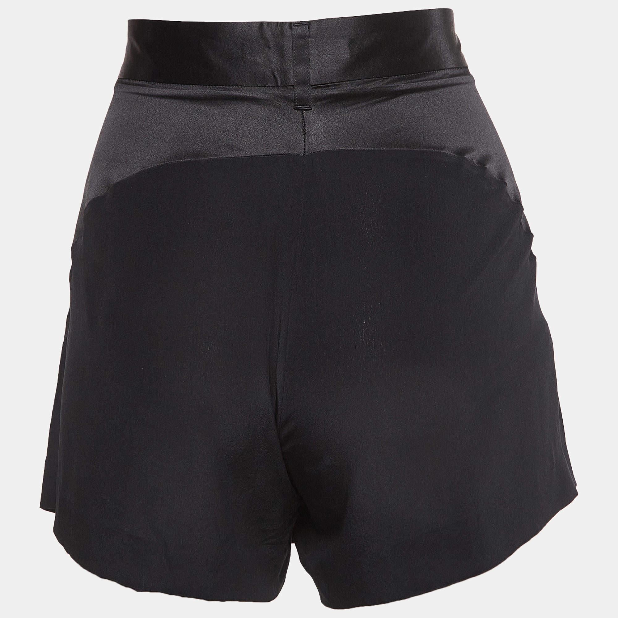 Beachy vacations call for a stylish pair of shorts like this. Stitched using high-quality fabric, this pair of shorts is styled with classic details and has a superb length. Wear it with T-shirts.