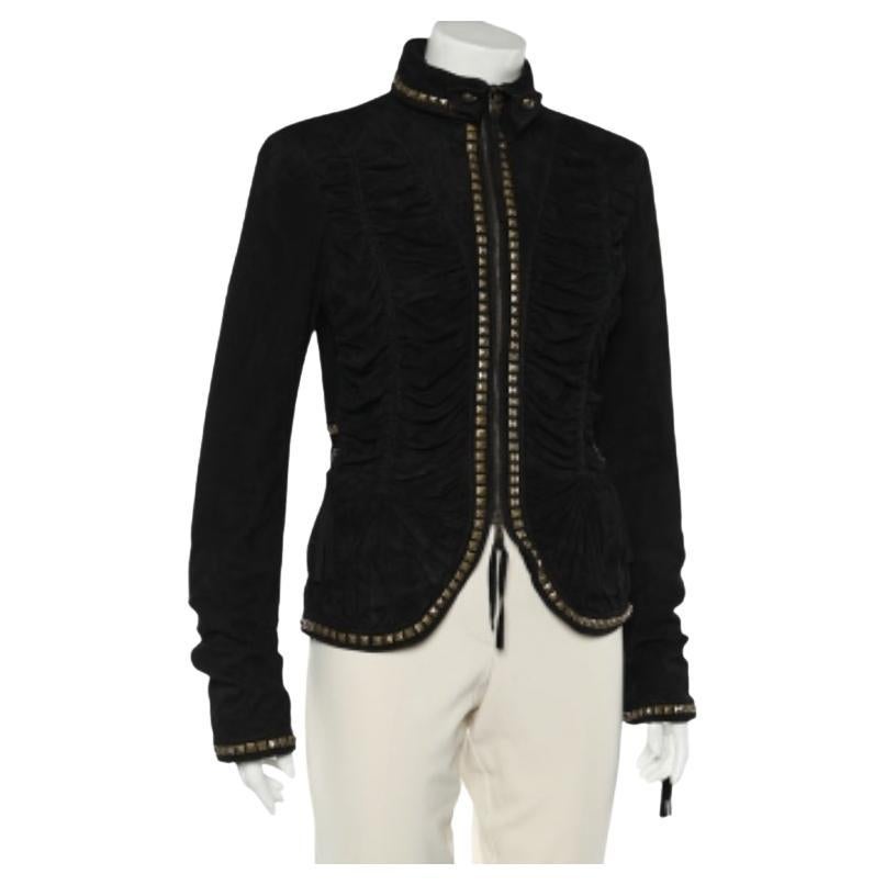 Cette veste noire de Roberto Cavalli vaut l'investissement. Il est réalisé en daim et présente des manches longues, une fermeture zippée sur le devant, des clous métalliques et des accents froncés.