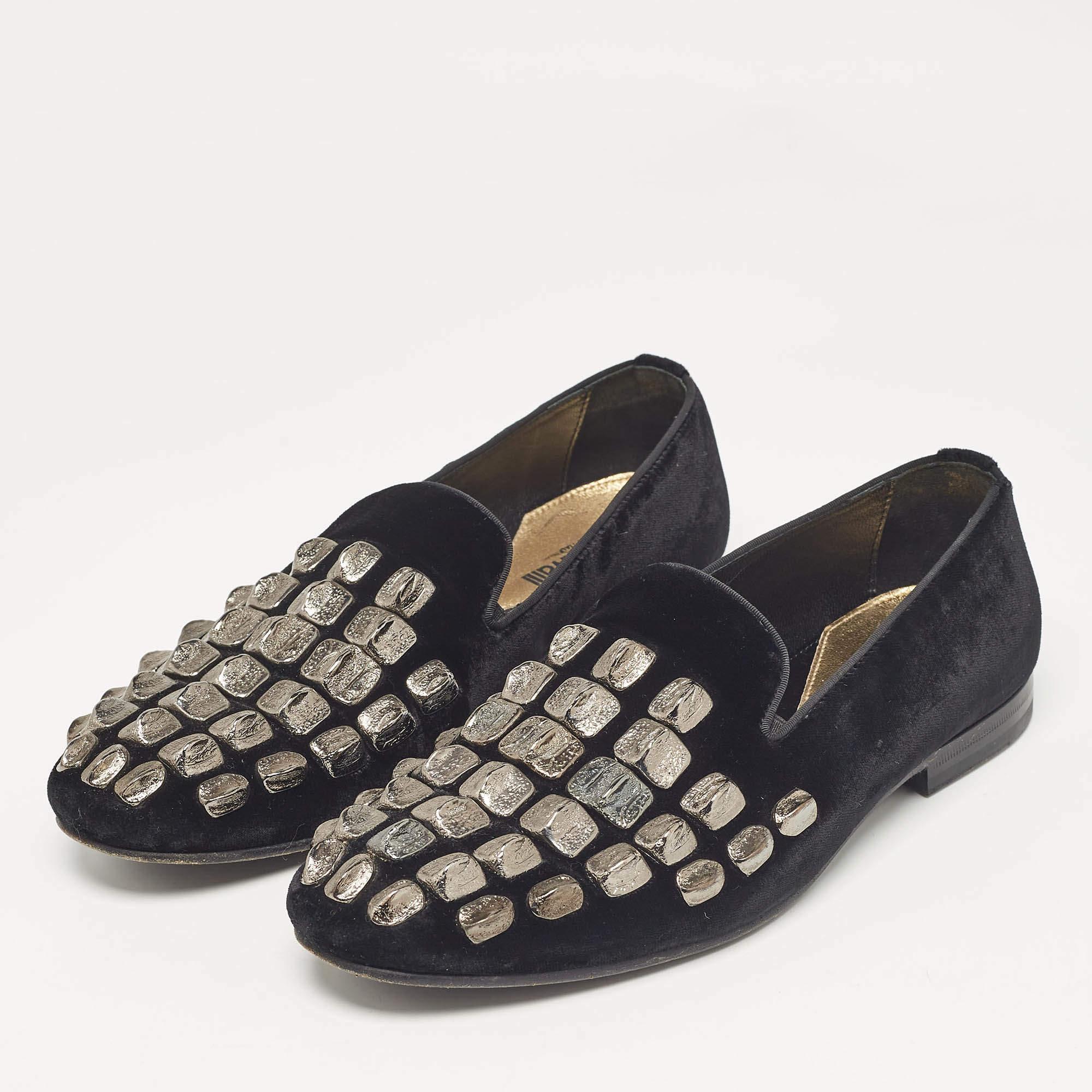 These loafers from Roberto Cavalli are not only high in appeal but also very skilfully made. The velvet loafers have a comfortable shape and will complement any look.