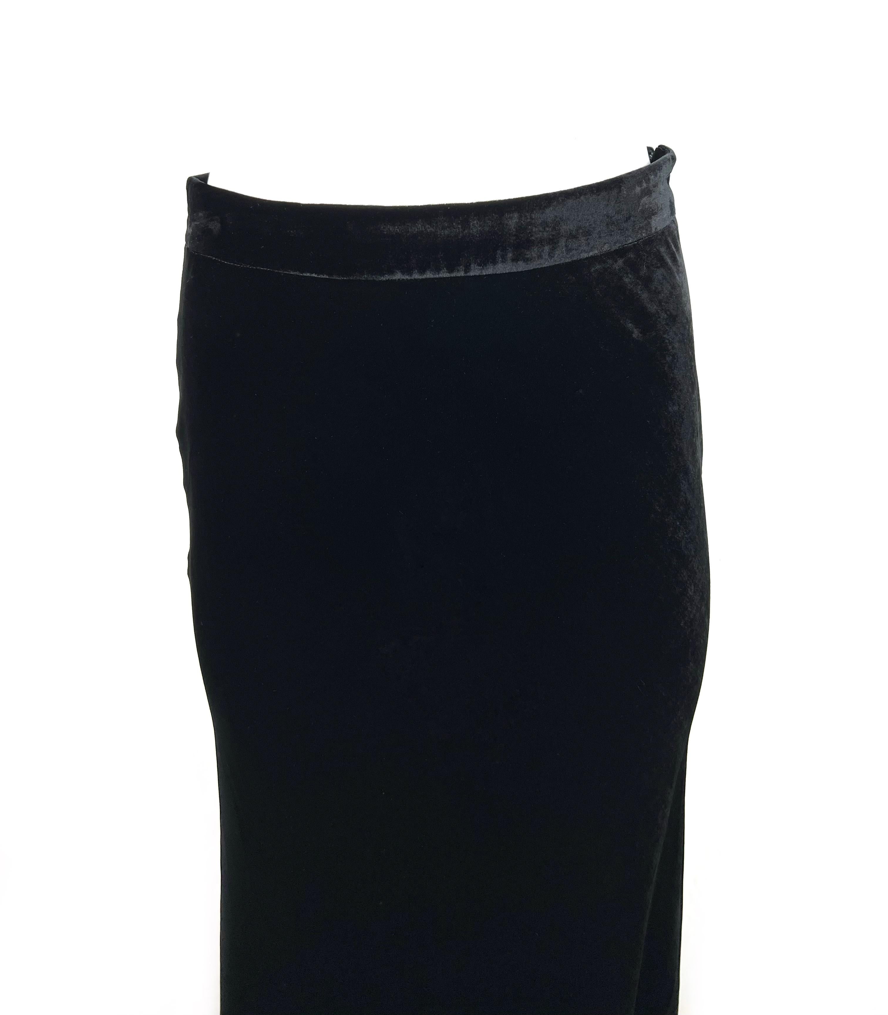 Product details:

The skirt features floor length with side zip closure.