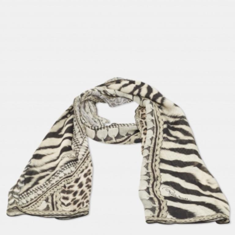 Esta ligera estola de Roberto Cavalli añadirá un toque de estilo sofisticado a tu conjunto. Viene en blanco y negro con estampados de animales por todas partes.