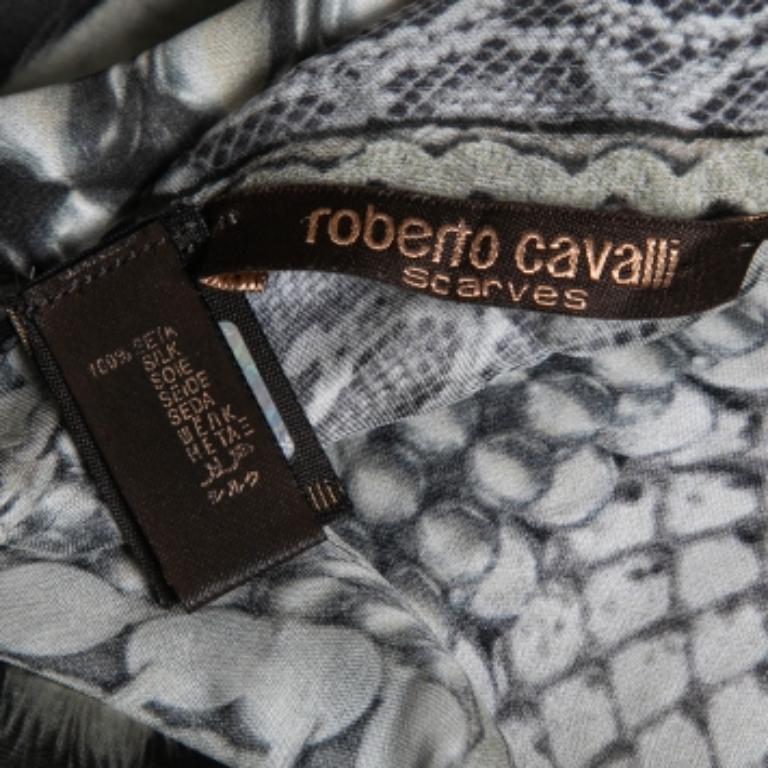 Roberto Cavalli Estola de seda con estampado animal blanco/negro en Bueno estado para la venta en Dubai, Al Qouz 2