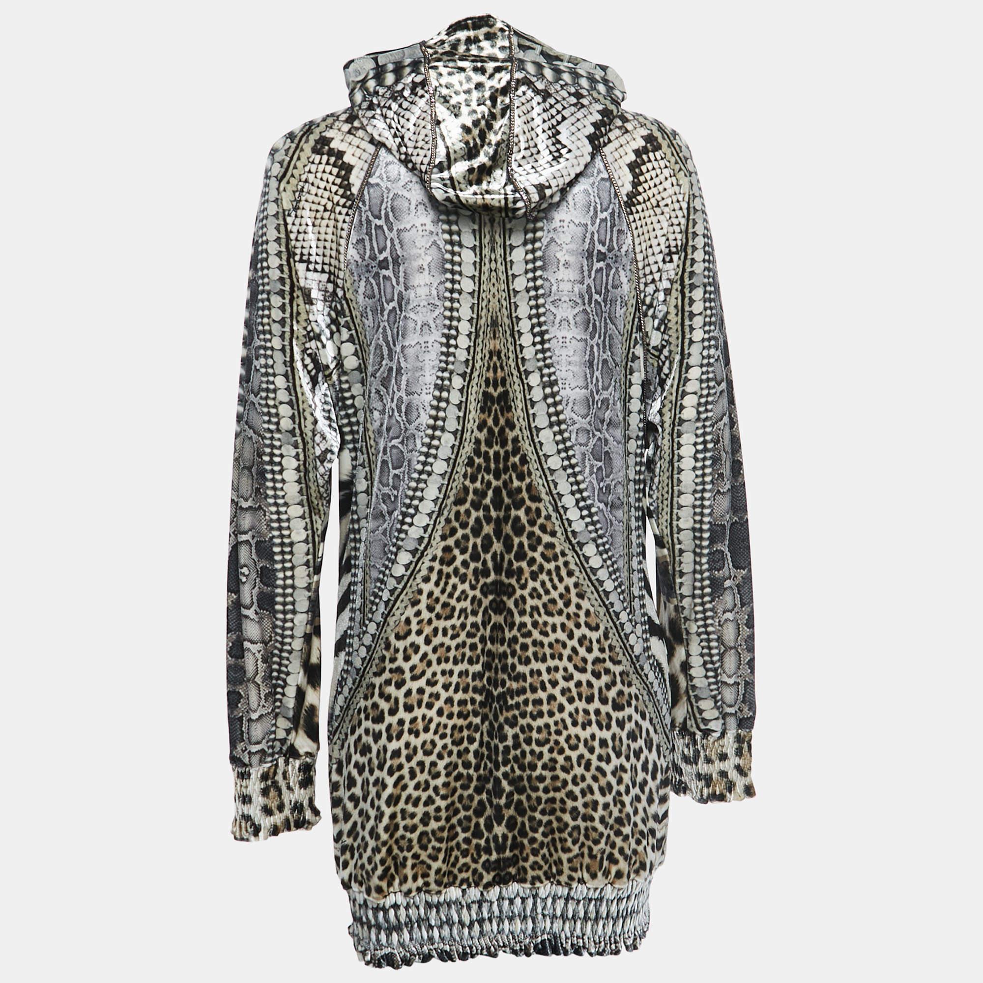How fabulous does this designer jacket look! It is made of fine materials and features long sleeves. Pair it with pants and sneakers for a cool look.