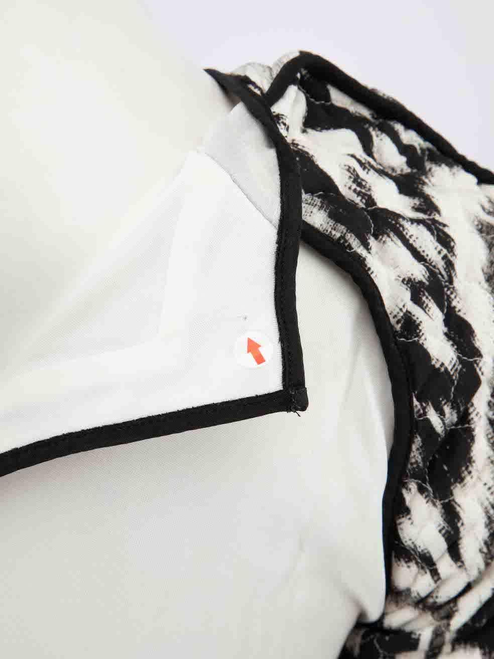 Roberto Cavalli Top matelassé en soie noir et blanc Taille S Pour femmes en vente